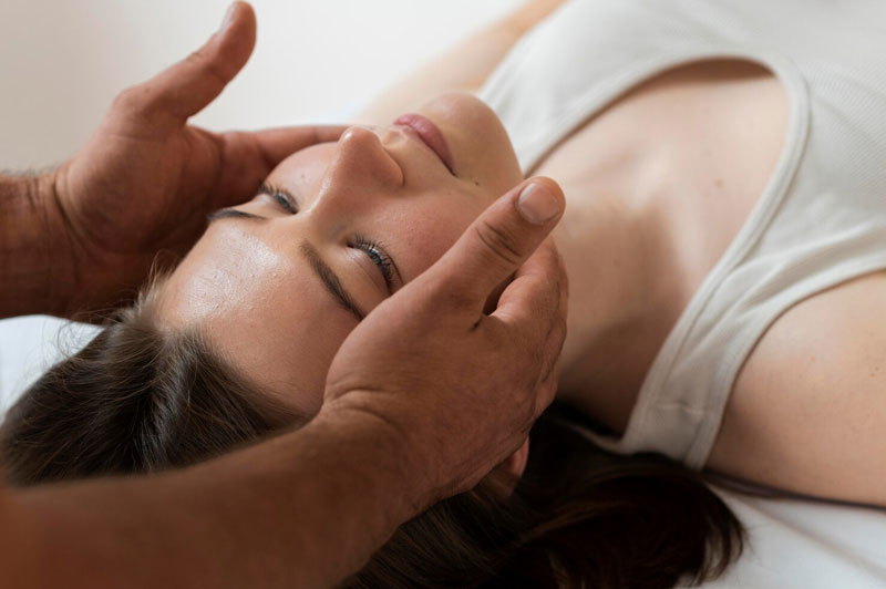 Các động tác massage nhẹ nhàng sẽ giúp bạn có giấc ngủ sâu hơn